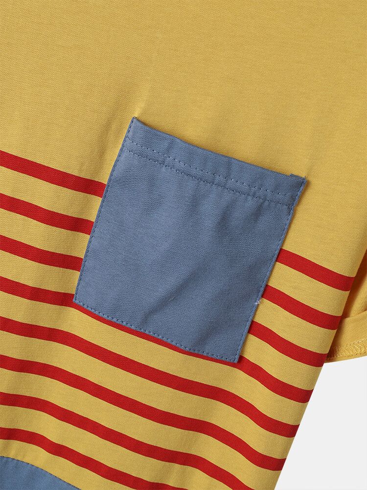 Kurzärmliges Freizeit-t-shirt Aus Baumwolle Mit Kontraststreifen Und Farbblock Auf Der Brusttasche